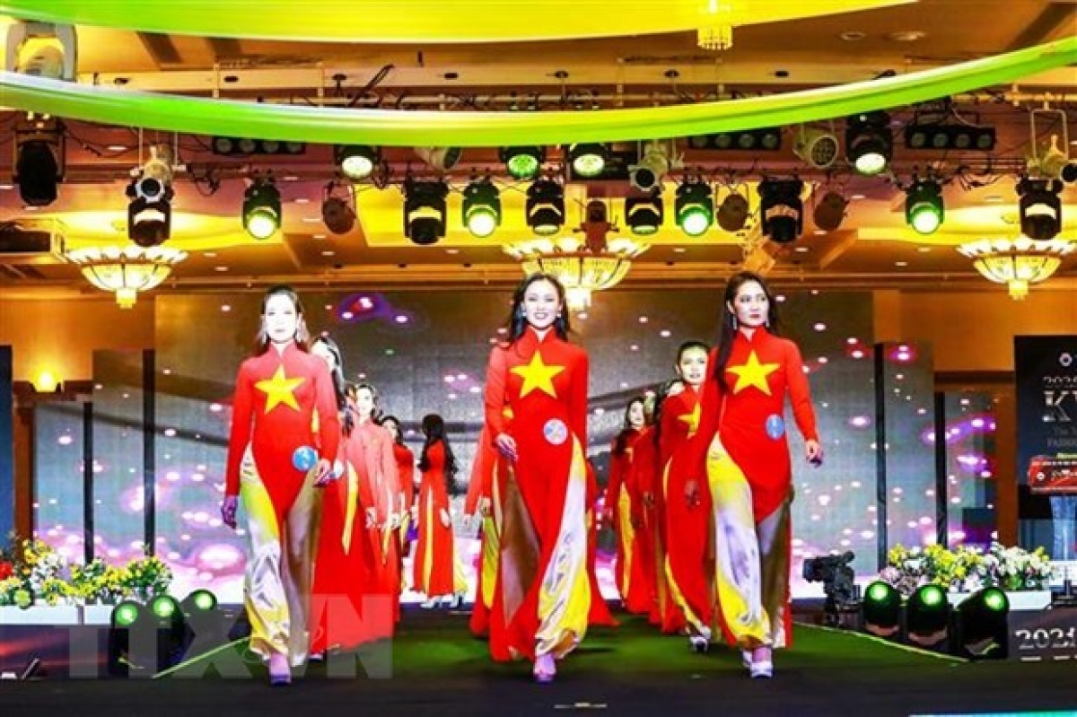 Thông qua việc trình diễn trang phục áo dài của Việt Nam và Hanbok của Hàn Quốc, chương trình muốn quảng bá cho vẻ đẹp văn hóa truyền thống đặc sắc của hai dân tộc. (Nguồn ảnh: Baoquocte.vn)